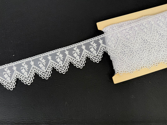 Pizzo in Macramè con tulle ricamato – Bianco | Altezza 7,5 cm