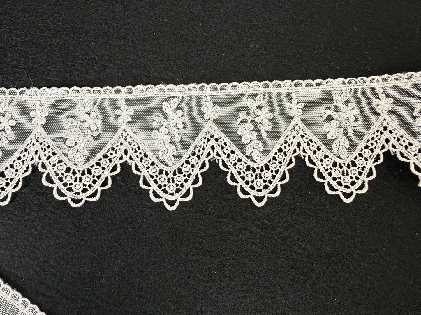 Pizzo in Macramè con tulle ricamato – Bianco | Altezza 7,5 cm